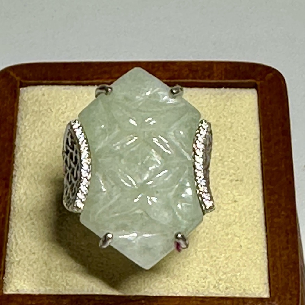 Elegant Silver and Green Gemstone Ring